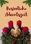 Adventskranz, darüber Schriftzug "Besinnliche Adventszeit"