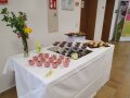 verschiedene Desserts stehen auf einem Buffet