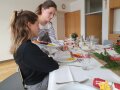 2 Personen stehen vor Tellern