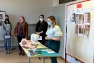 An mehreren Stationen stellen die Studierenden Ihren Freundinnen Ihre kleinen Projekte vor