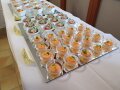 verschiedene Vorspeisen stehen auf einem Buffet