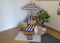 Dekoration mit einem Liegestuhl, Sonnenschirm und Zitronenbäumchen