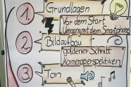 Großformatiges Papier mit Aufschrift: 1. Grundlagen, 2. Bildaufbau, 3. Ton