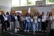 Personengruppe in einem Raum unter Basketballkorb