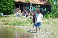 Kinder an einem Weiher