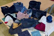 Genähte Taschen aus Jeansstoff auf Tisch