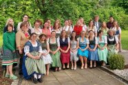 Gruppenbild im Freien der Absolventinnen und Lehrkräfte