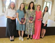 5 Personen stehen nebeneinander