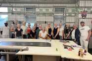 mehrere Personen stehen in Kühlraum nebeneinander