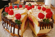 Torte mit Himbeeren und Schokolade verziert