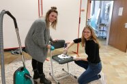 Studierende bei der Polsterreinigung mit einem Teppichtrockenschaum