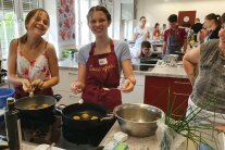 Bei Lena Und Emily Entstehen Getreide-gemüse-bratlinge