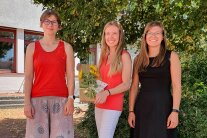 3 Frauen stehen im Freien