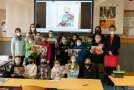 Gruppenbild von Kindern vor der Tafel in einem Klassenzimmer