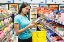Frau im Supermarkt