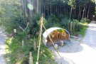 Holzpavillon im Wald