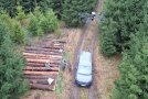 Drohne beim Aufstieg über dem Waldboden