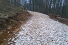 Neu gebauter Waldweg mit Kalksteinschroppen 