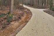 neuer Forstweg mit Spitzgraben und Durchlass