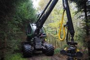 Schwachholzharvester auf Rückegasse