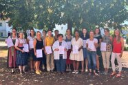 Gruppenbild der Referentinnen mit Urkunde in der Hand im Freien